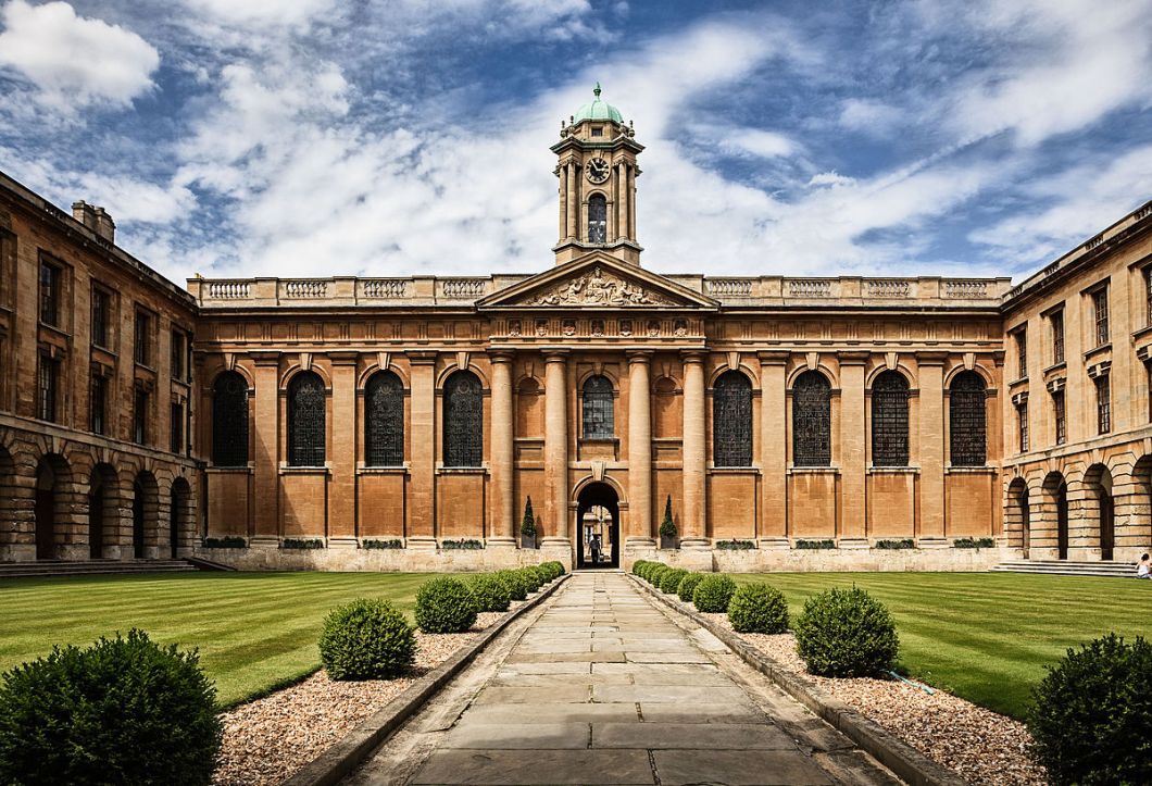 Oxford_university_The_Queen's_College_by_Fenlio